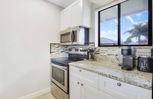 Palm Beach Gardens Cabaña | “The Bougie Bungalow” PGA National Club Cottage, newly renovated, new on market