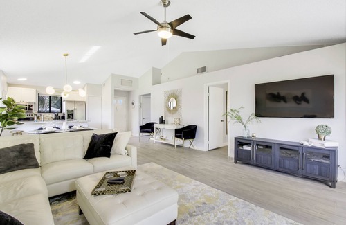 Palm Beach Gardens Cabaña | “The Bougie Bungalow” PGA National Club Cottage, newly renovated, new on market