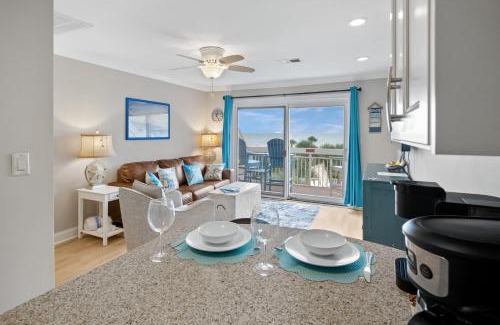 North Forest Beach Apartamento | The Breakers #328 Beach Condo Beautiful Ocean View at Coligny Beach, 4 N Forest Beach Drive Hilton Head, Walk to shops Restaurants Vacation Rental HHI LLC