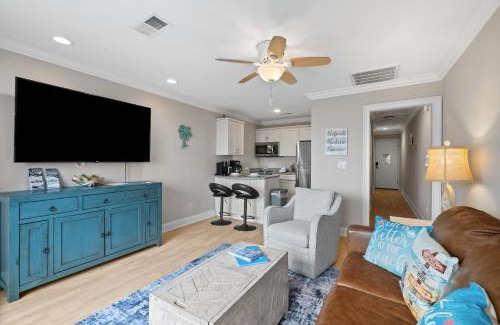 North Forest Beach Apartamento | The Breakers #328 Beach Condo Beautiful Ocean View at Coligny Beach, 4 N Forest Beach Drive Hilton Head, Walk to shops Restaurants Vacation Rental HHI LLC