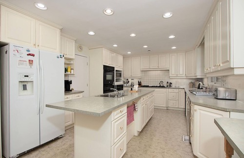 Zurich Cama Y Desayuno | The Brentwood Waterfront Retreat