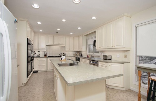 Zurich Cama Y Desayuno | The Brentwood Waterfront Retreat