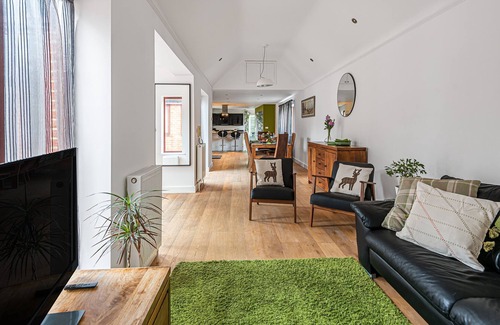 Wimborne Saint Giles Cabaña | The bright and modern accommodation at The Cottage is all on the one level, with an open-plan layout
