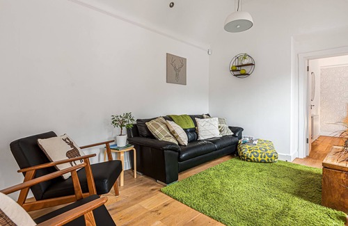 Wimborne Saint Giles Cabaña | The bright and modern accommodation at The Cottage is all on the one level, with an open-plan layout