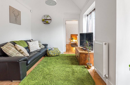 Wimborne Saint Giles Cabaña | The bright and modern accommodation at The Cottage is all on the one level, with an open-plan layout