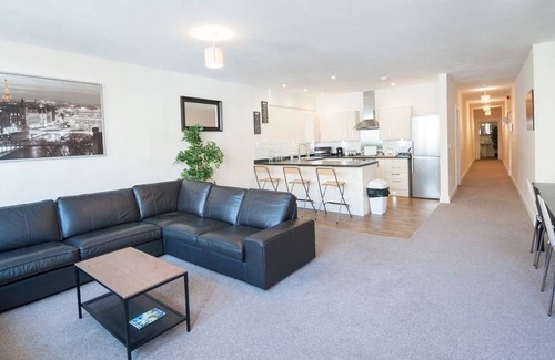 Bristol City Centre Apartamento | The Broadmead Forest - Spacious City Centre 3BDR Apartment