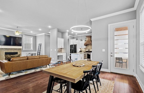 Rogers Casa | The Broadway SLEEPS 10 Near Pleasant Grove