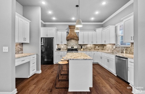 Rogers Casa | The Broadway SLEEPS 10 Near Pleasant Grove