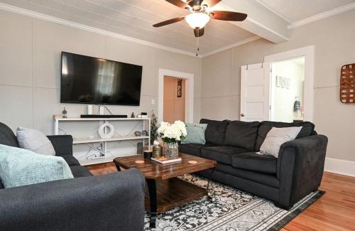 Athens Casa | The Bulldog Farmhouse - 100plus year old home