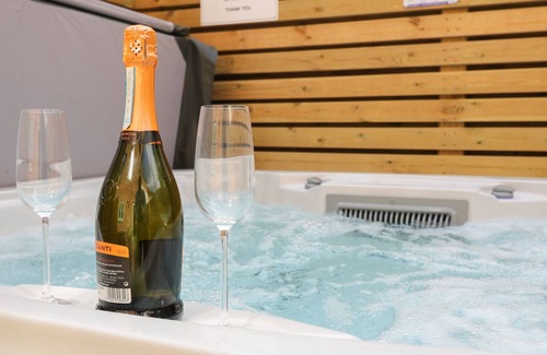 Selby Cabaña | THE BULWARK, romantic, with hot tub in Drax, North Yorkshire