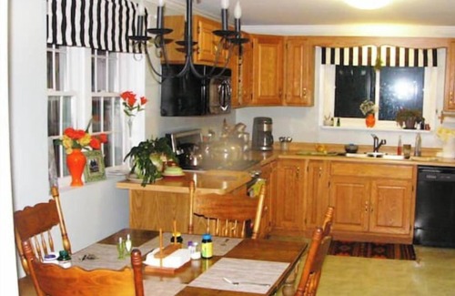 Allouez Casa | The Bumbletown Hill House