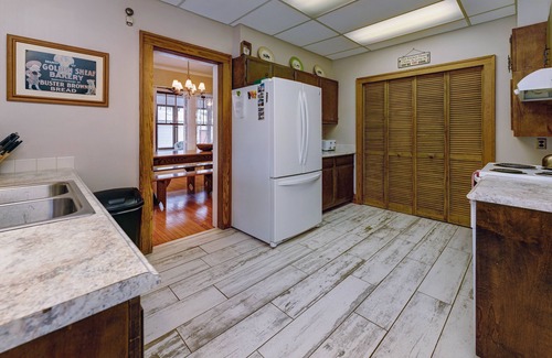 Huron Casa | The Buster Brown Shoe House - frente al lago con cenador y porche envolvente