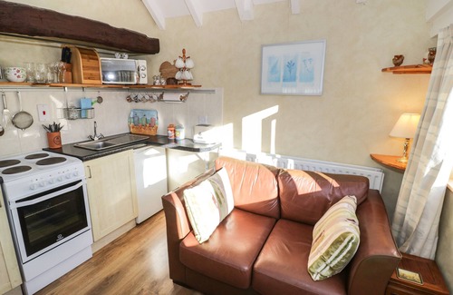 Severn Stoke Cabaña | THE BYRE, pet friendly, with pool in Upton Upon Severn