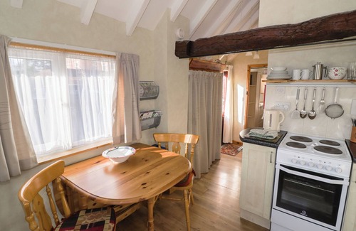 Severn Stoke Cabaña | THE BYRE, pet friendly, with pool in Upton Upon Severn