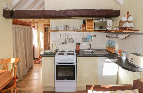 Severn Stoke Cabaña | THE BYRE, pet friendly, with pool in Upton Upon Severn