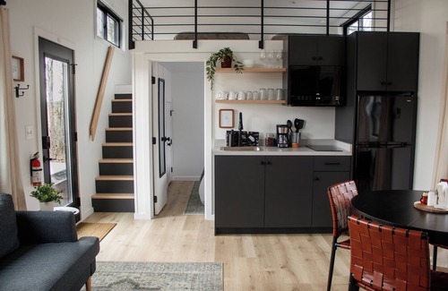 Ste Genevieve Cabina | THE CAAMP. Gorgeous 2-bedroom tiny home. Very close to the Barn/Pebble Creek