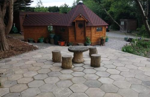 Pentre Berw Otro | The Cabin & hot tub at Ashleigh House