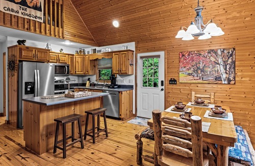 Blairsville Cabina | New To Vrbo! The Cabin Kingdom | Hot tub | Zero Gravity Massage Chair | Fire Pit