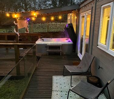 Bonnybridge Casa | The Cabin With Hot Tub Projector, Netflix YouTube etc