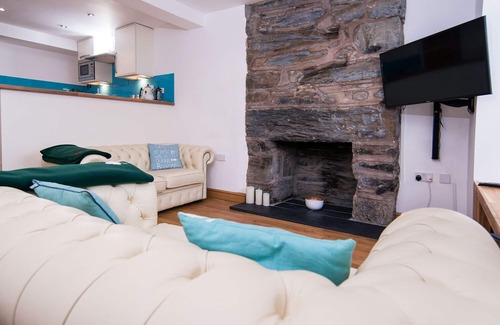 Borth-y-Gest Cabaña | The Captain's Bank