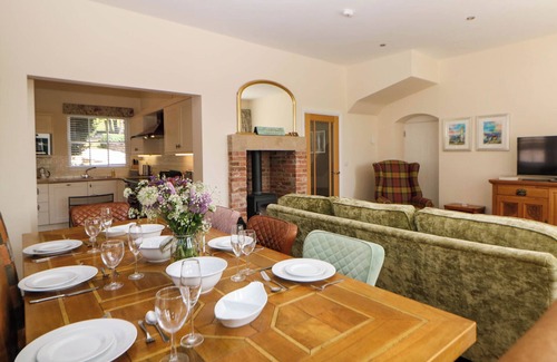 Hopton Cabaña | THE CARD HOUSE, family friendly, character holiday cottage in Hopton