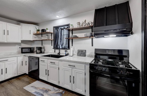 Webb City Casa | The Cardinal: The Downtown Dream Sleeps 13!