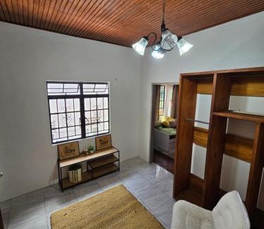 Tunapuna-Piarco Cama Y Desayuno | The Carnival Residence at Queens Park Savannah