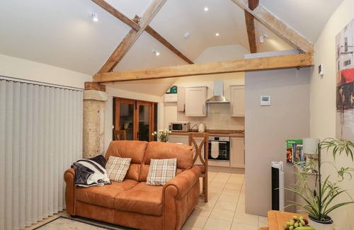 Biddestone Cabaña | THE CATTLE BYRE, romantic, character holiday cottage in Corsham
