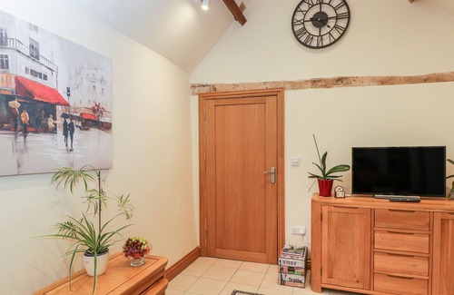 Biddestone Cabaña | THE CATTLE BYRE, romantic, character holiday cottage in Corsham