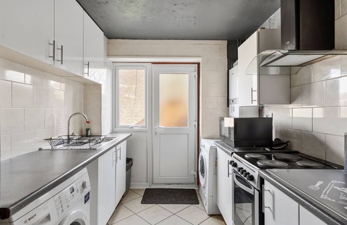 Stuppington Casa | The Cave House Canterbury with Hot Tub and Parking