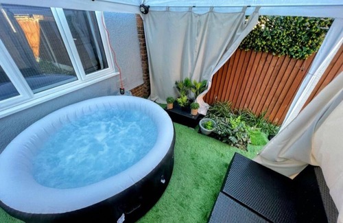 Stuppington Casa | The Cave House Canterbury with Hot Tub and Parking