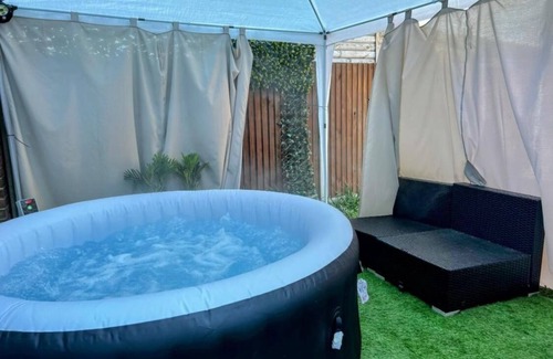 Stuppington Casa | The Cave House Canterbury with Hot Tub and Parking