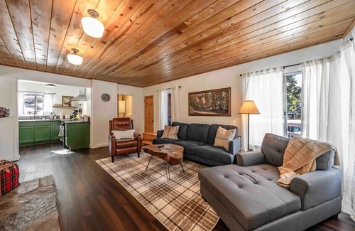 West Village Cabina | The Cedar House ~ Prime Spot + Kayaks & Cool AC