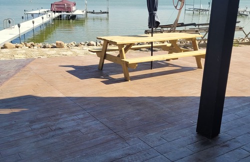 Cedar Lake Casa | "The Cedar Lake Escape " is a lakeside retreat offering 5 bedrooms and 3 baths.