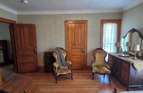Manistee Cama Y Desayuno | The Chandelier Bed & Breakfast "Deco Room" Sleeps four people!