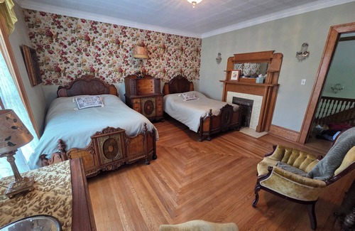 Manistee Cama Y Desayuno | The Chandelier Bed & Breakfast "Deco Room" Sleeps four people!