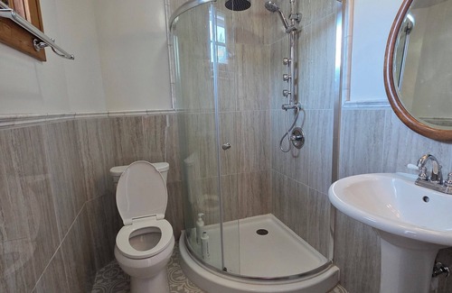 Manistee Cama Y Desayuno | The Chandelier Bed & Breakfast "Deco Room" Sleeps four people!