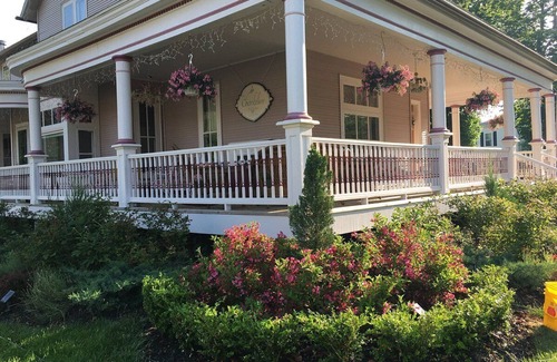 Manistee Cama Y Desayuno | The Chandelier Bed & Breakfast "Deco Room" Sleeps four people!
