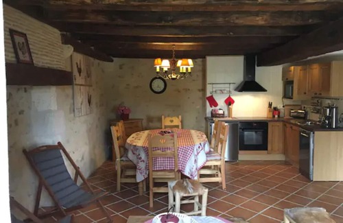 Montbron Casa | El campo de Charente, una casa rural, en el corazón del Domaine de Chabrot 30ha
