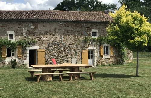 Montbron Casa | El campo de Charente, una casa rural, en el corazón del Domaine de Chabrot 30ha