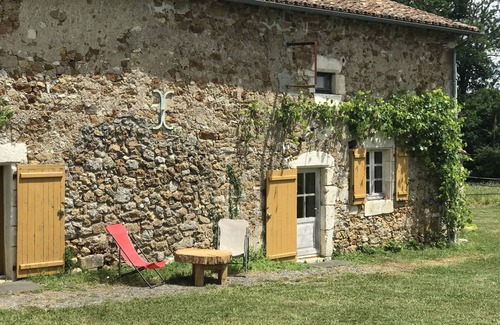 Montbron Casa | El campo de Charente, una casa rural, en el corazón del Domaine de Chabrot 30ha