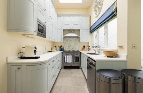 Brompton & Hans Town Casa | The Chelsea Abode - 4BDR Home with Terrace