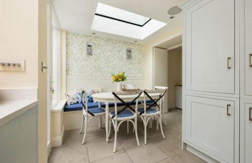 Brompton & Hans Town Casa | The Chelsea Abode - 4BDR Home with Terrace