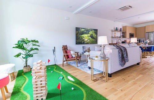 Highland Park Casa | The Chic Escape | Mini Golf | Luxe Hot Tub | Games