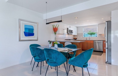 Canyon Corridor Condominio | The Cleopatra! Midcentury! Single Story! Private Patio! 2 Beds + Den! Pool! Spa!