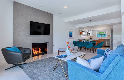 Canyon Corridor Condominio | The Cleopatra! Midcentury! Single Story! Private Patio! 2 Beds + Den! Pool! Spa!