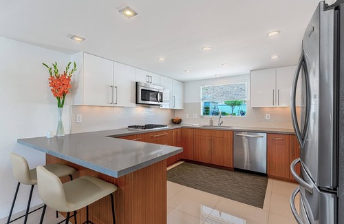 Canyon Corridor Condominio | The Cleopatra! Midcentury! Single Story! Private Patio! 2 Beds + Den! Pool! Spa!