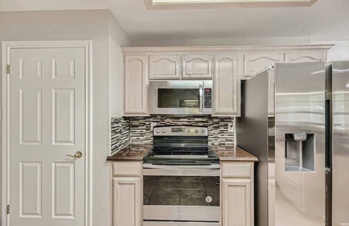 Georgetown Casa | The Clover House Georgetown is the perfect getaway for families or workers seeking a home base while in town. This charming retreat features a warm, inviting interior with modern amenities, a fully equipped kitchen, and comfortable living spaces.