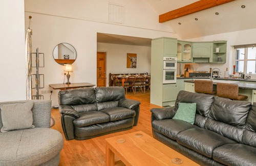 Machynlleth Casa | THE COACH HOUSE AT PLAS DOLGUOG, pet friendly in Machynlleth