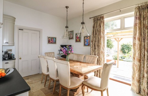 Burton Coggles Casa | THE COACH HOUSE, family friendly, with pool in Burton Coggles